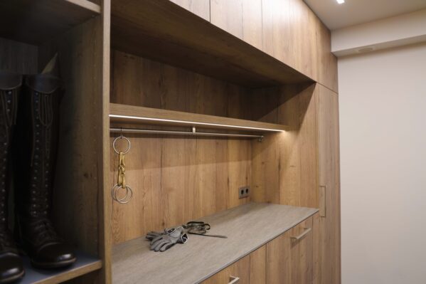 Beleuchtete Regale und viel Stauraum in einer funktionalen Sattelkammer