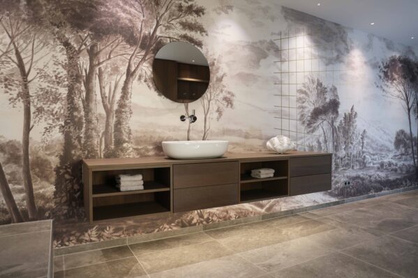 Naturmotiv-Tapete im Wellnessraum des sanierten Bauernhaus