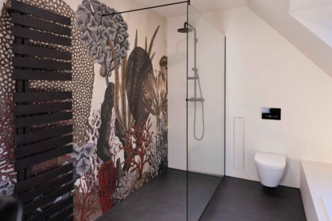 Fugenlos beschichteter Duschbereich mit wasserfester Tapete nach umfassender Bauernhaus-Sanierung