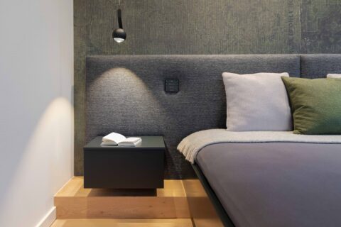 Schwebende Nachtkonsole und Eiche-Podest im Master-Schlafbereich